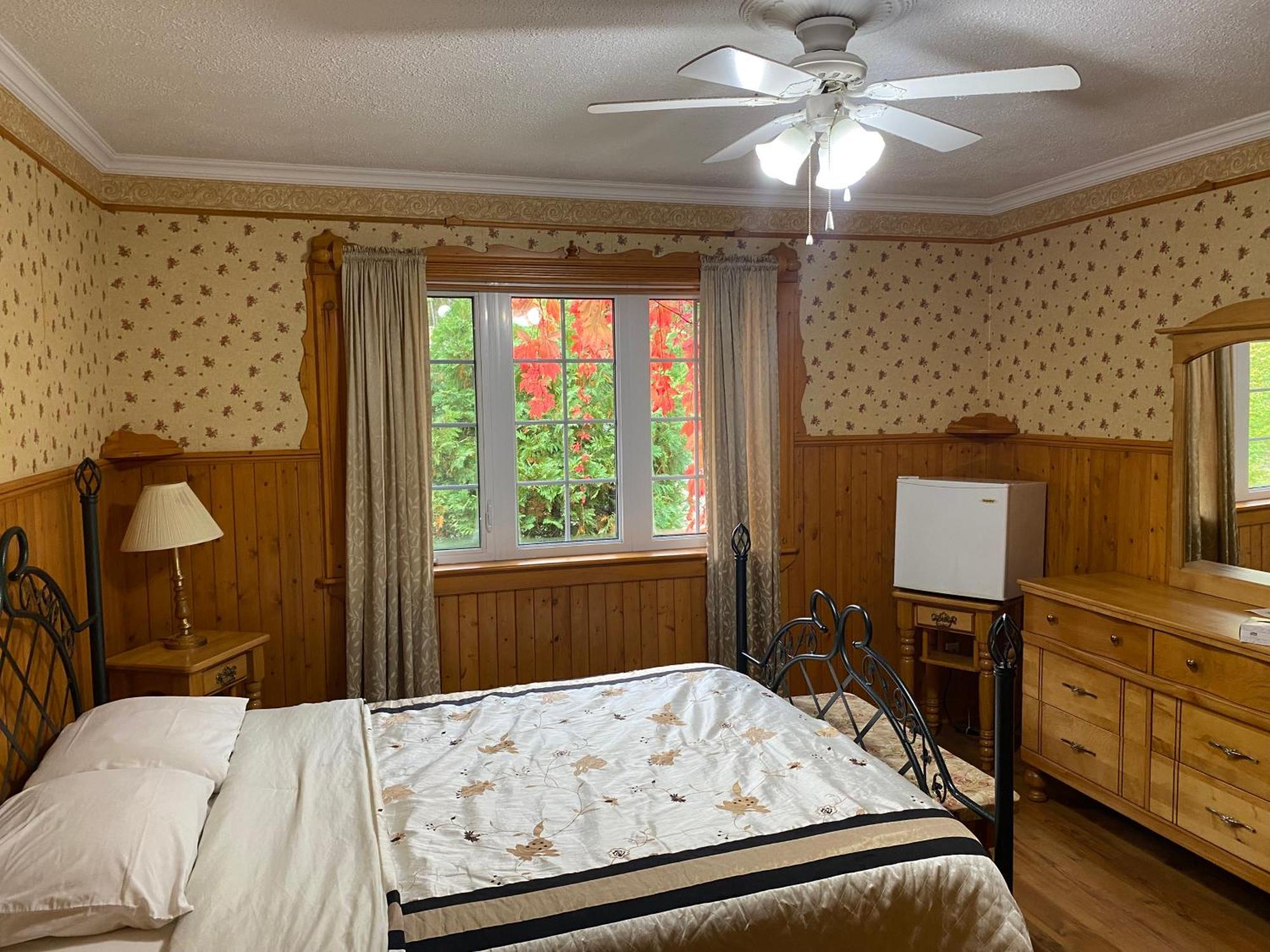 Auberge La Cote D'Or Петит-Ривьер-Сен-Франсуа Экстерьер фото